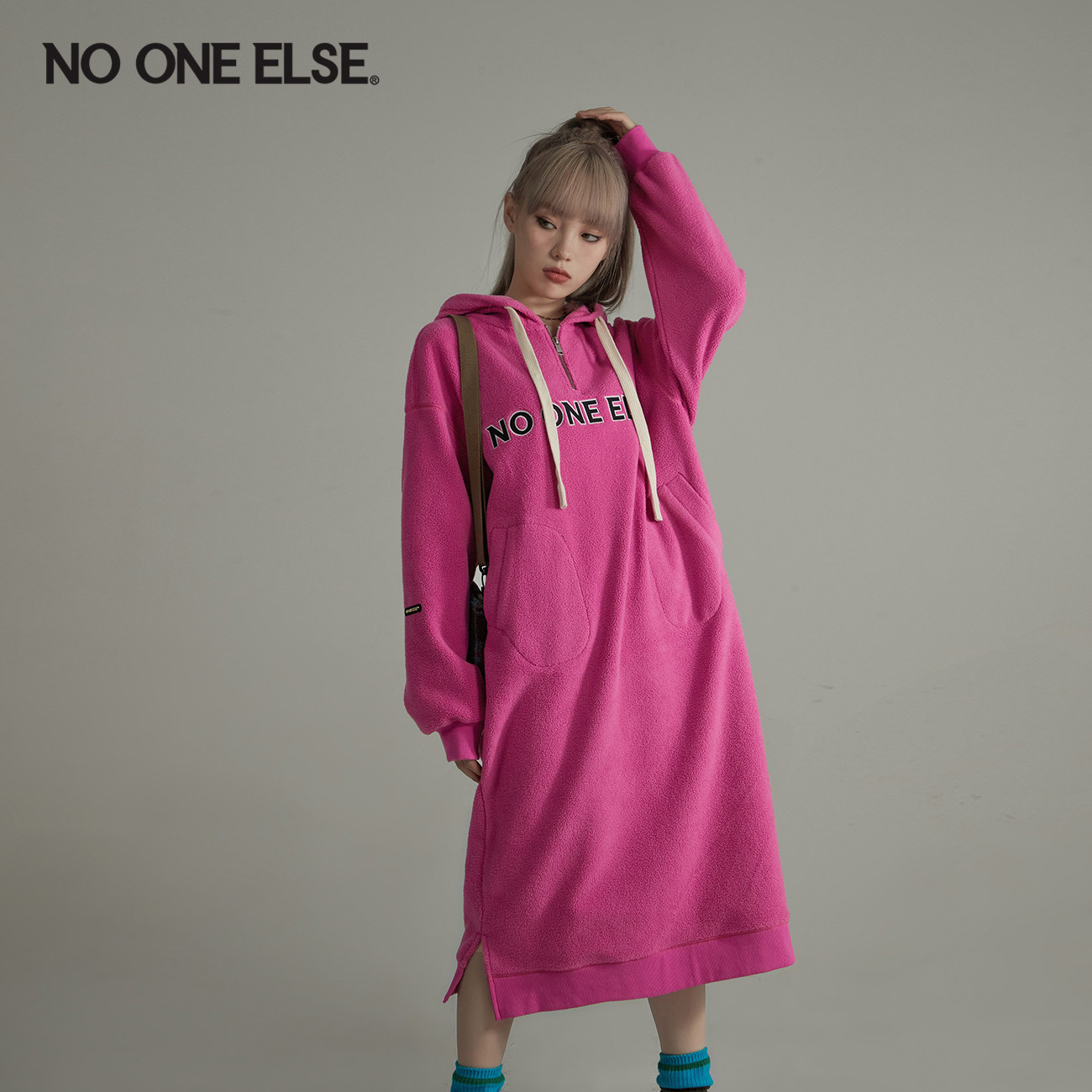 NO ONE ELSE卫衣连衣裙女2026春秋新品时尚休闲字母连帽宽松长裙