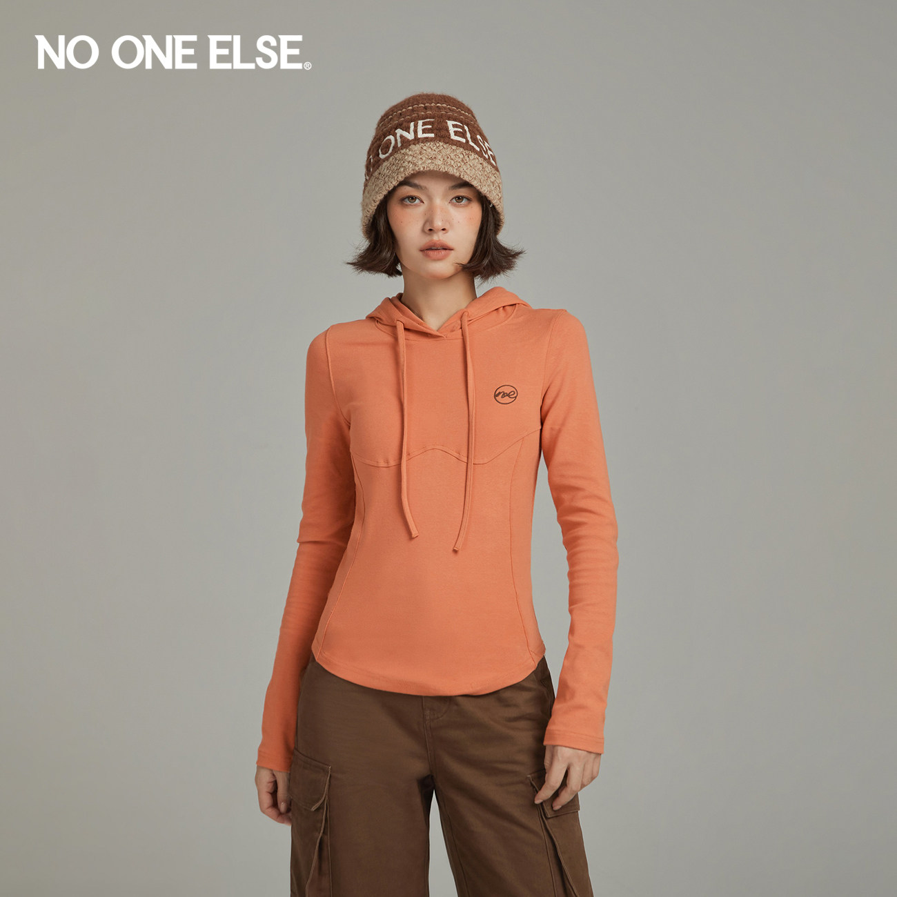 NO ONE ELSE抽绳连帽T恤女2026早秋新品简约显瘦个性字母破洞上衣