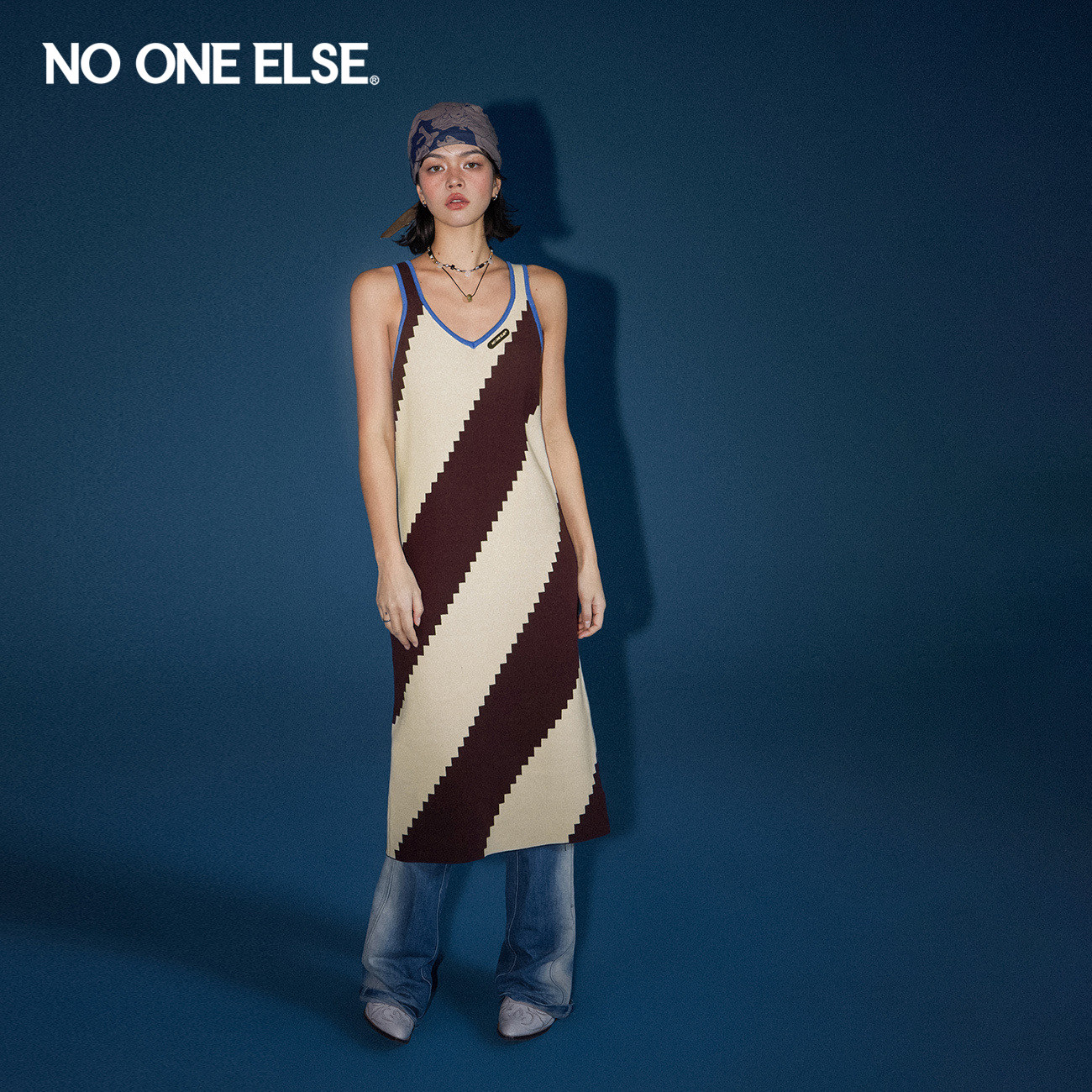 NO ONE ELSE撞色条纹无袖连衣裙女2026秋新品设计感V领开衩中长裙