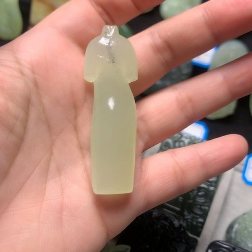 岫玉旗袍吊坠手把件