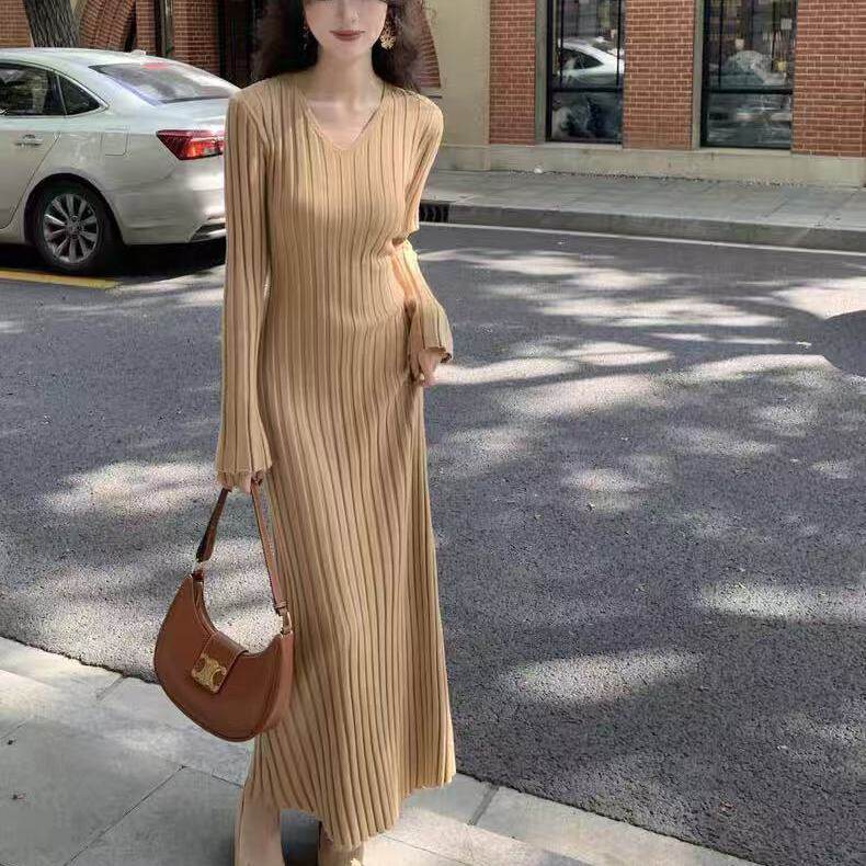 v领坑条针织连衣裙女秋冬新款绑带收腰简约打底长款毛衣裙子