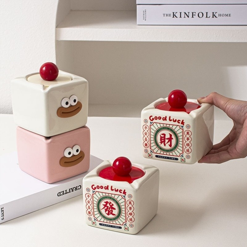 可爱陶瓷摆件个性高颜值发财带盖家用烟灰缸烟灰烟缸创意客厅放飞