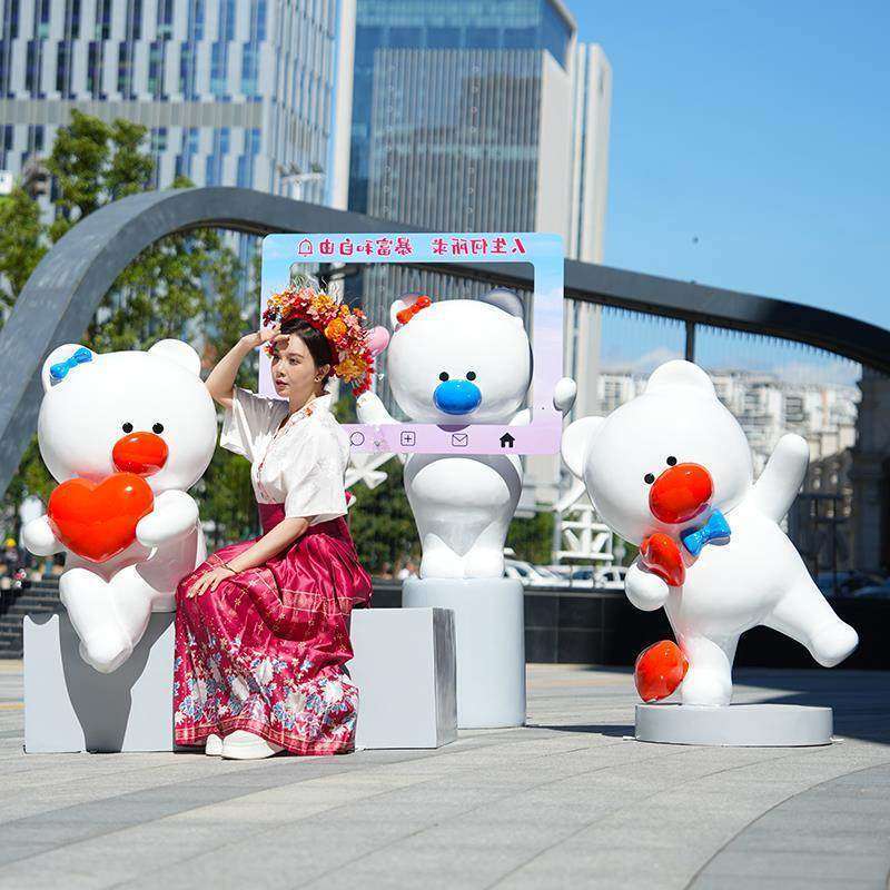 卡通网红熊雕塑户外商场酒吧景区玻璃钢客厅落地坐姿爱心熊大摆件