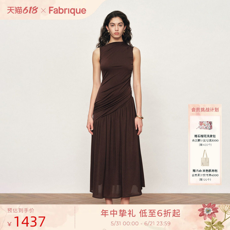 Fabrique 摩卡慕斯醋酸不对称捏褶斜领修身女连衣裙2026春夏新品