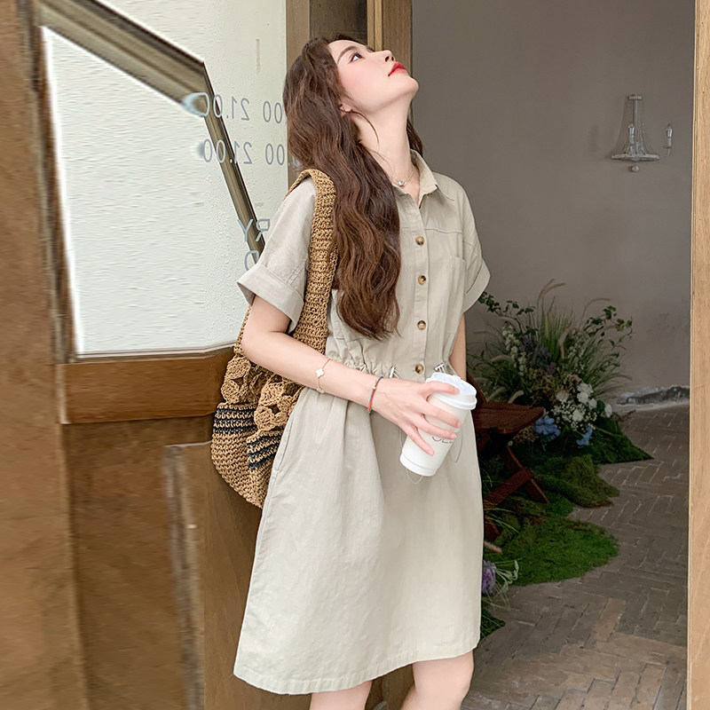 卡其色工装连衣裙女夏2026新款韩系休闲气质收腰显瘦设计感衬衫裙图片