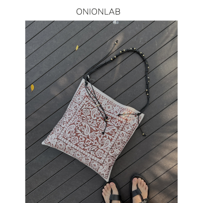 Onionlab丝绸印花单肩包2025新款度假休闲风女包大容量简约斜挎包