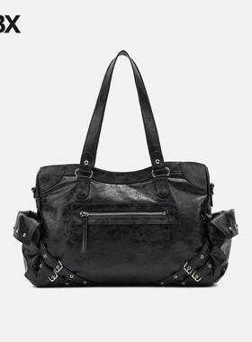 DEINET Stud Pocket Big Bag In Black 斜挎包女HBX
