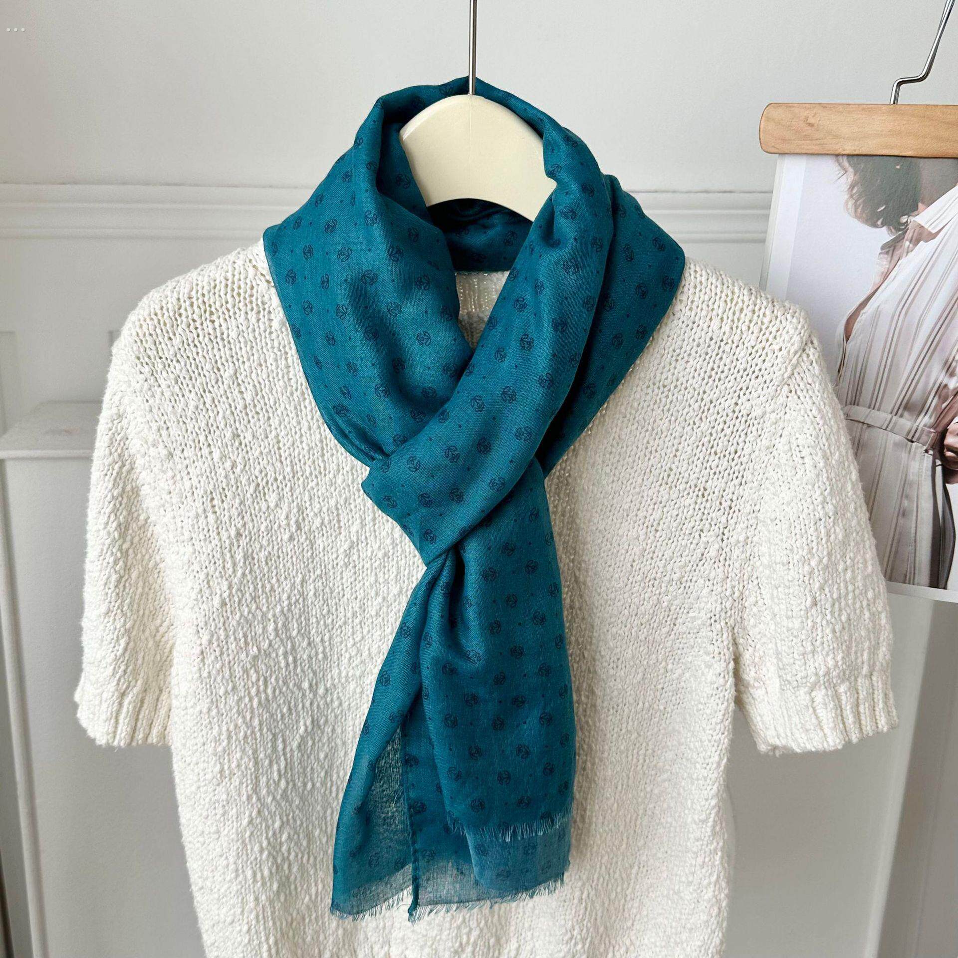 新款碎花围巾优雅湖蓝色精致印花围脖丝巾女春秋棉巴厘纱旅游披肩