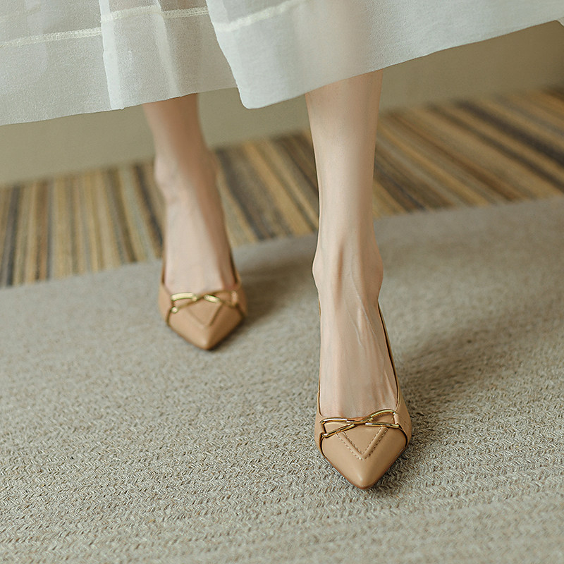 棕色尖头高跟鞋女2025细跟金属蝴蝶结扣里外全皮白色感一脚蹬单鞋