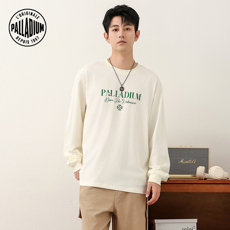 前后印花采用厚版和胶浆，字样与图案结合