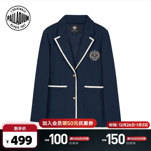 胸前的刺绣徽章和背部的文字装饰