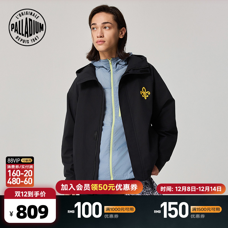 前胸的鸢尾花刺绣与背部的字母丰富款式细节