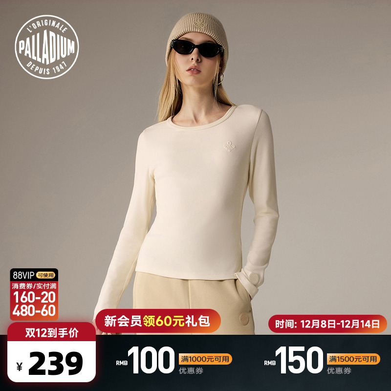 胸前的刺绣徽章，增添精致细节和品牌识别度