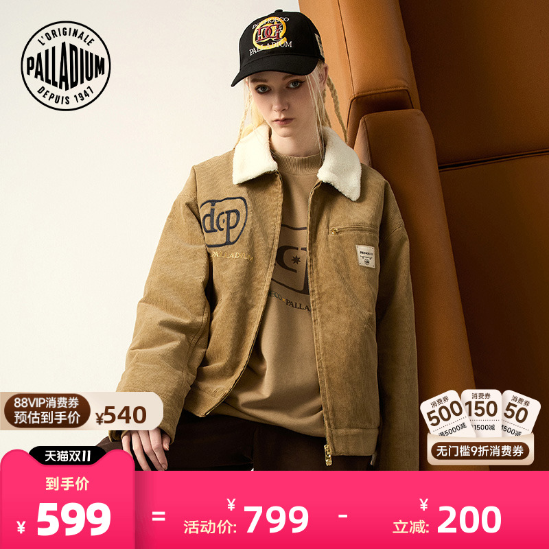 前胸精致刺绣,涂鸦字母和滑板图案的设计