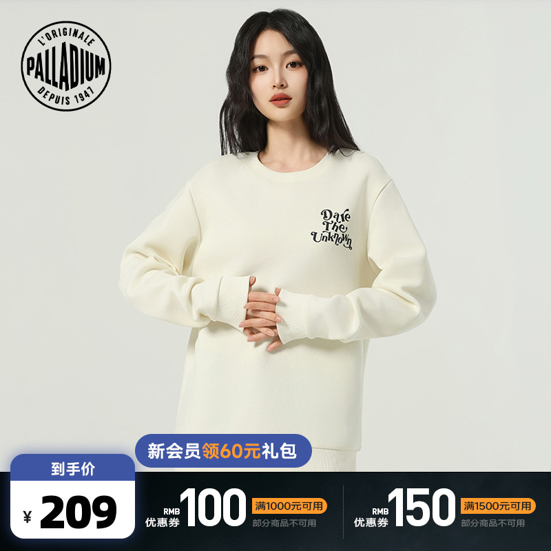 背部的大面积印花设计增加了视觉亮点