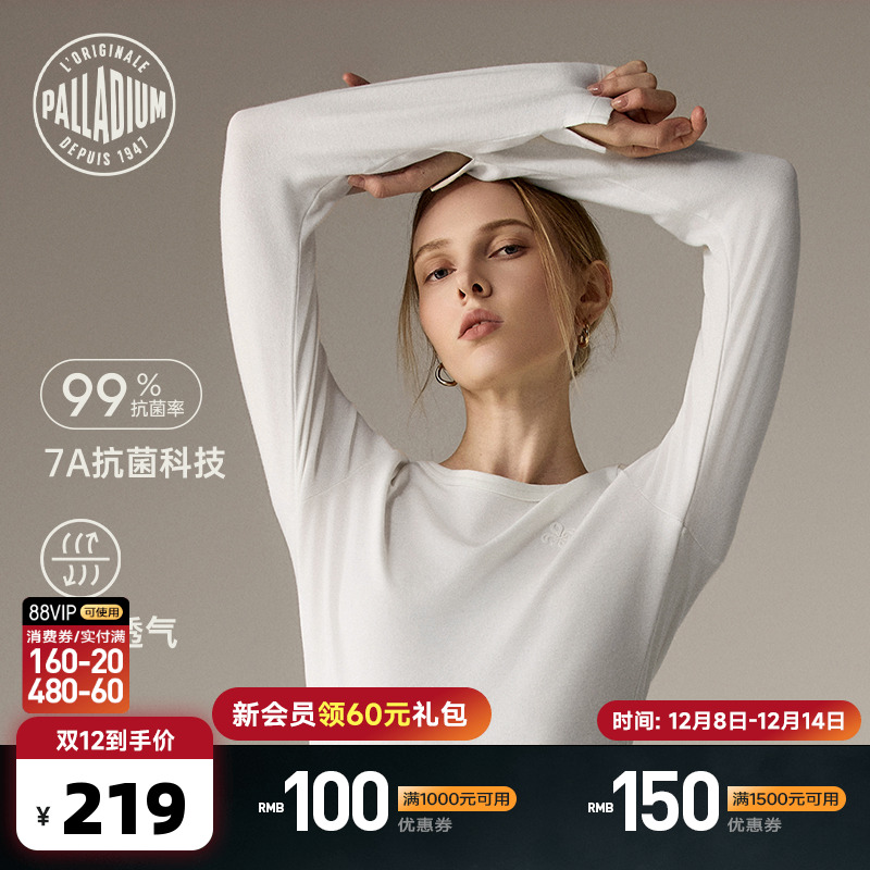 胸口的鸢尾花绣花采用立体锁边工艺