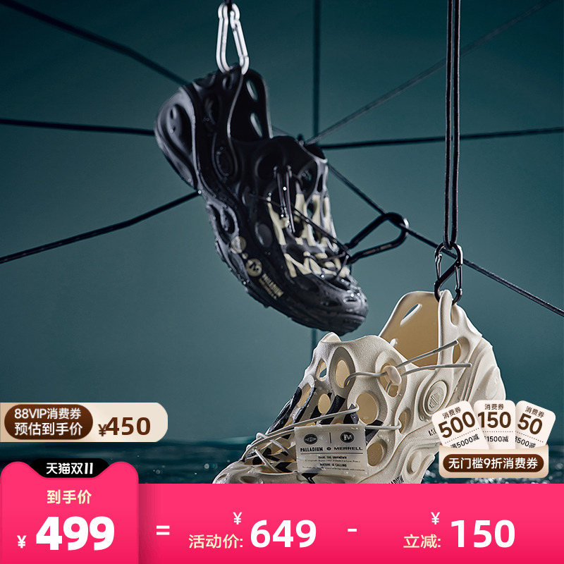 右脚环形哑光金属扣、左脚半透明TPU方块