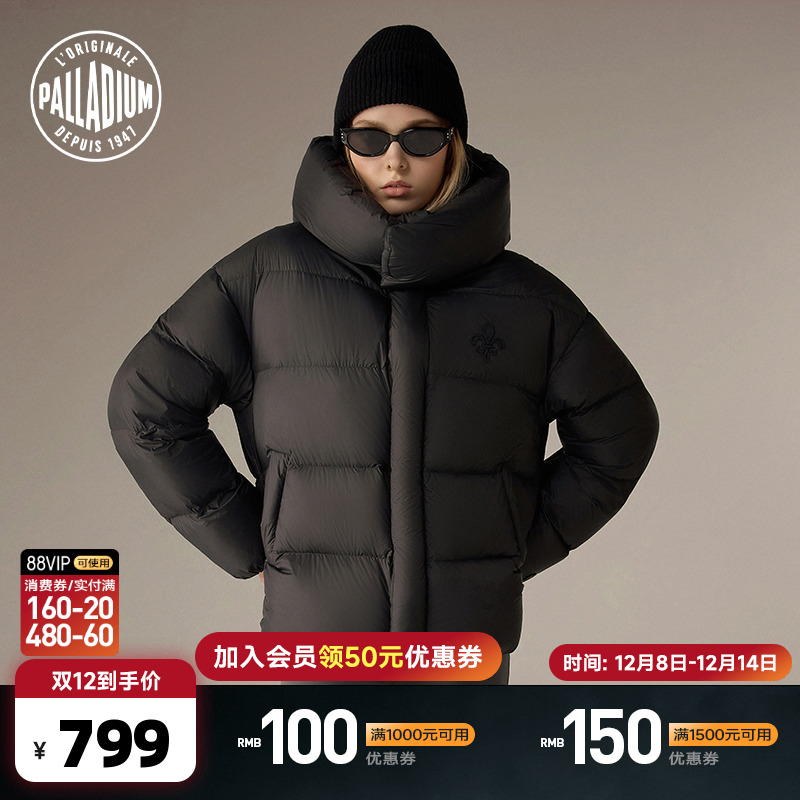 立体剪裁增强了轮廓感，胸前的品牌刺绣徽章