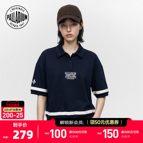 胸前字母和袖口的细节设计增加了视觉冲击力