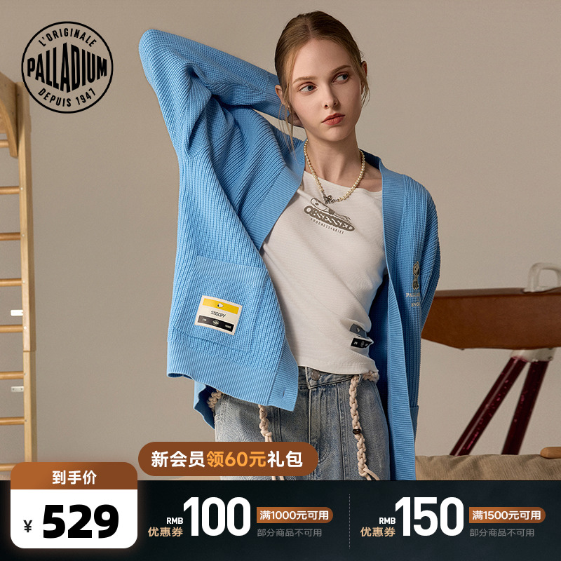 胸口的史努比图案增添了趣味和经典元素