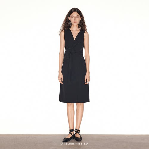 立体纽结设计侧开叉连衣裙