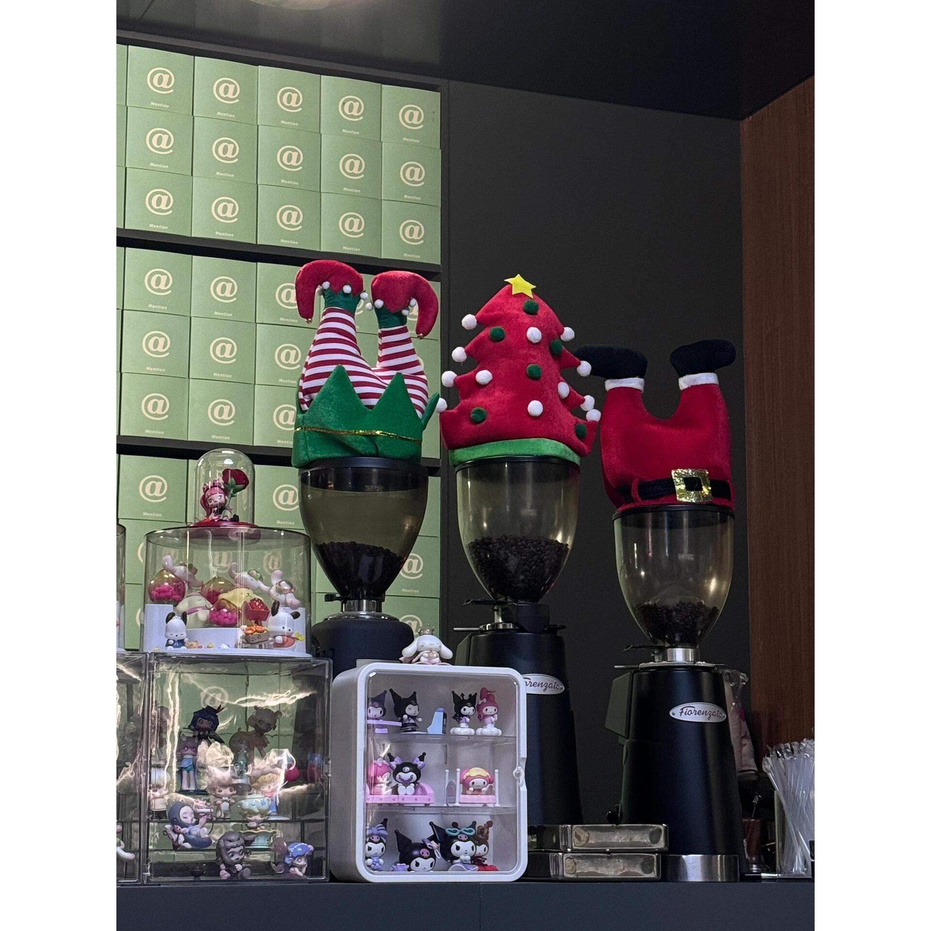 咖啡店磨豆机圣诞装饰帽子店铺吧台圣诞节氛围感拍照场景布置