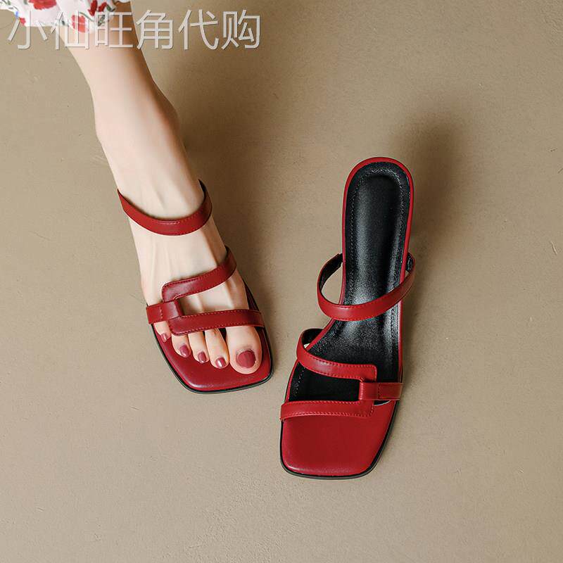 真皮方头粗跟红色凉鞋女夏季2026新款百搭露趾性感羊皮中跟高跟鞋