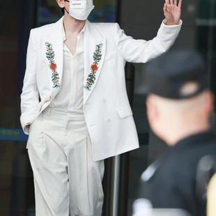 欧代张杰同款设计师秋冬新款领口彩色刺绣白色西装高级男士休闲外