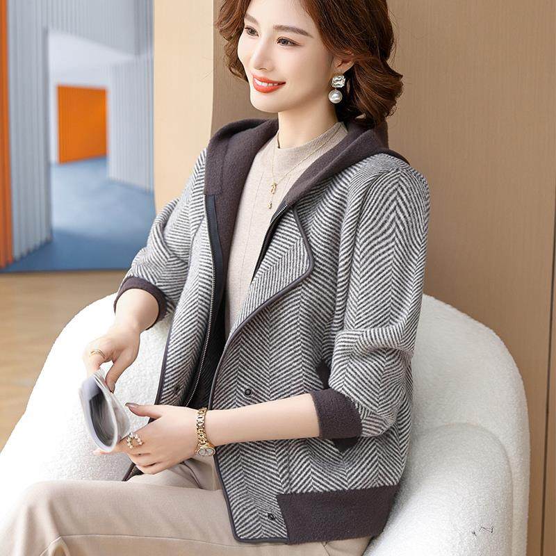 中年妈妈毛呢外套女士2026年新款秋冬季休闲减龄夹克连帽短款上衣