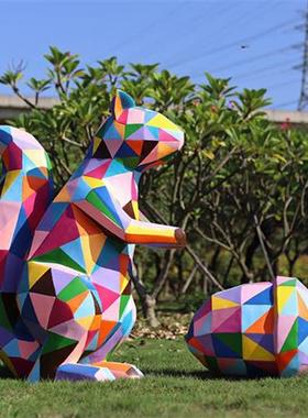 玻璃钢创意彩绘松鼠幼儿游乐园几何色块动物雕塑商场小区户外摆件