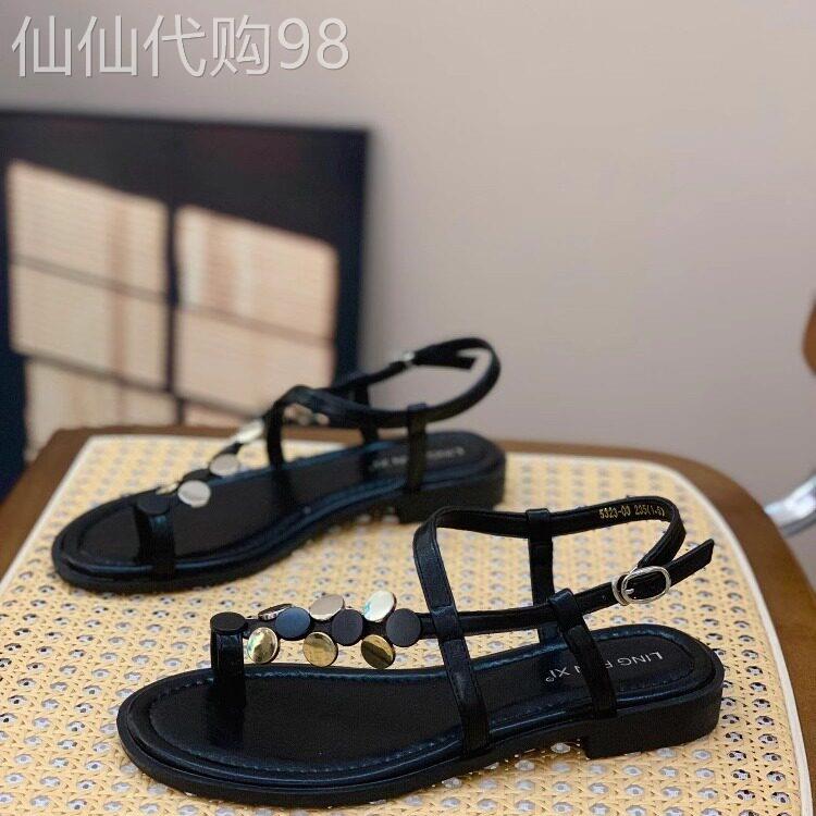 真皮套趾凉鞋女2026夏季新款百搭舒适平底时尚露趾一字扣带罗马鞋