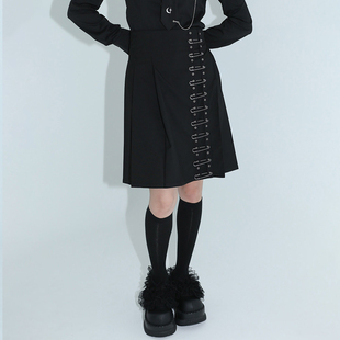 饰开衩纯色学院风百褶半身裙 别针装 CLUT STUDIO