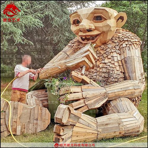 木板拼接艺术雕塑装置制作大型木头森林巨人模型美陈木无动力游乐