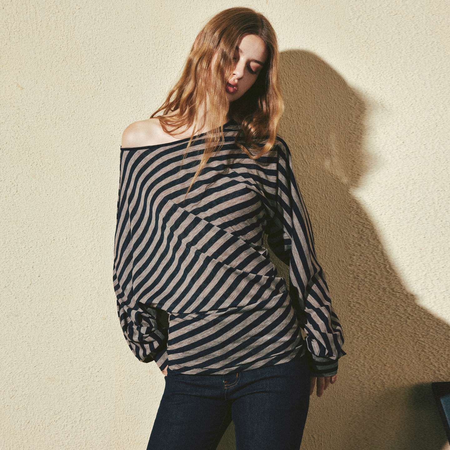 KVKV 咖色条纹拧转结构蝙蝠袖斜肩长袖上衣