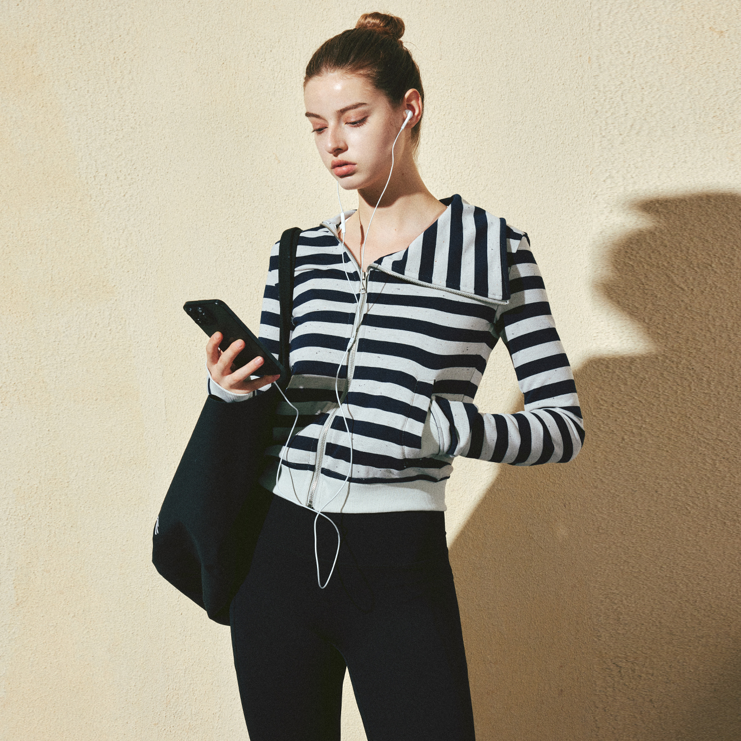 KVKV 条纹斜领不对称撞色连帽卫衣外套