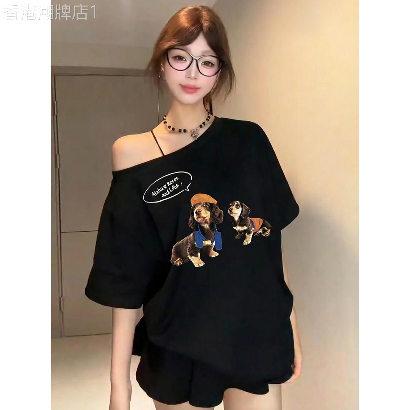 黑色小狗印花斜肩短袖t恤女夏季2026新款宽松设计感小众露肩上衣