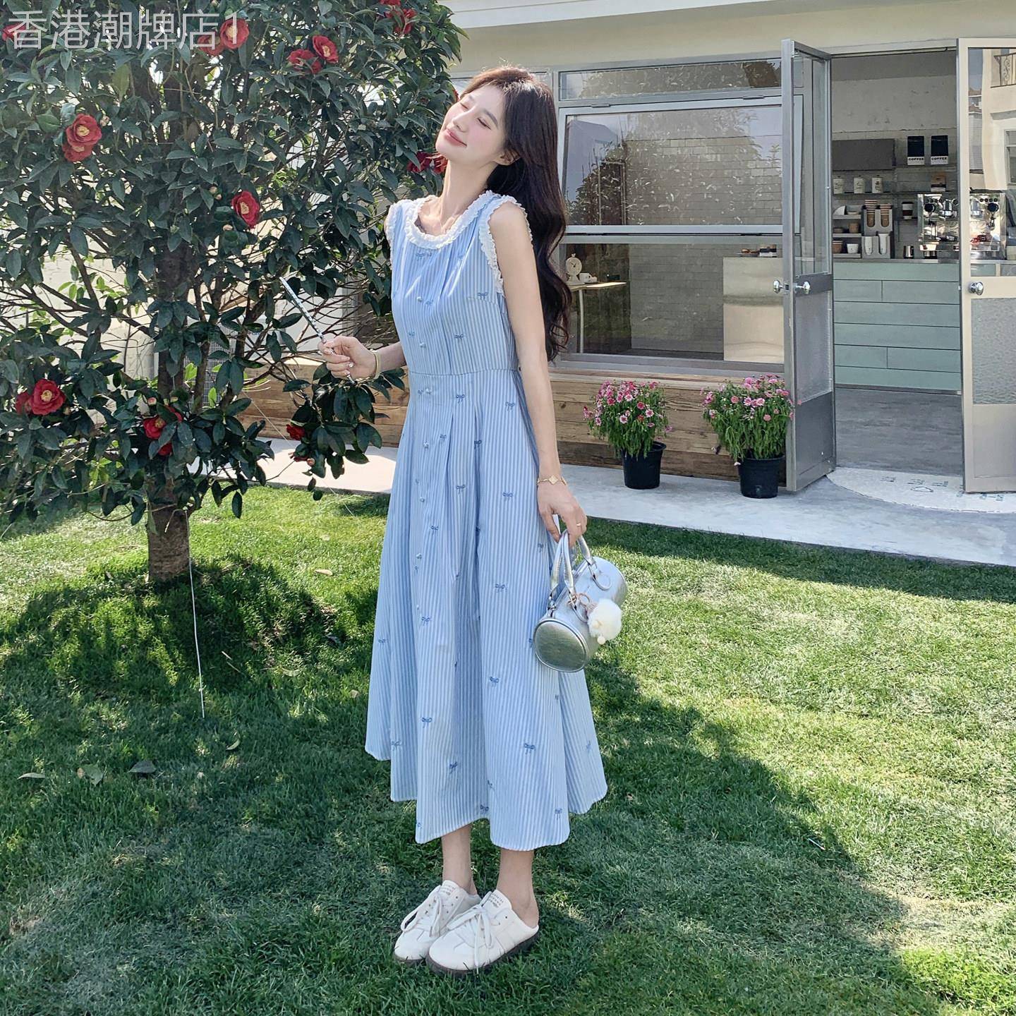 蓝色条纹无袖洋装女2026夏季韩系甜美蝴蝶结刺绣收腰背心长裙子