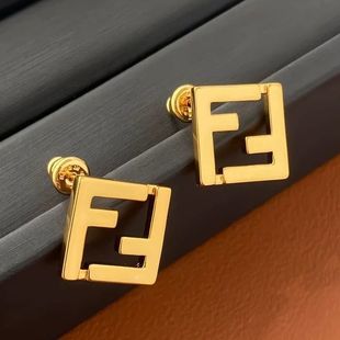 双字母金色方耳环2025新款爆款防过敏耳钉ins装饰网红时尚女气质