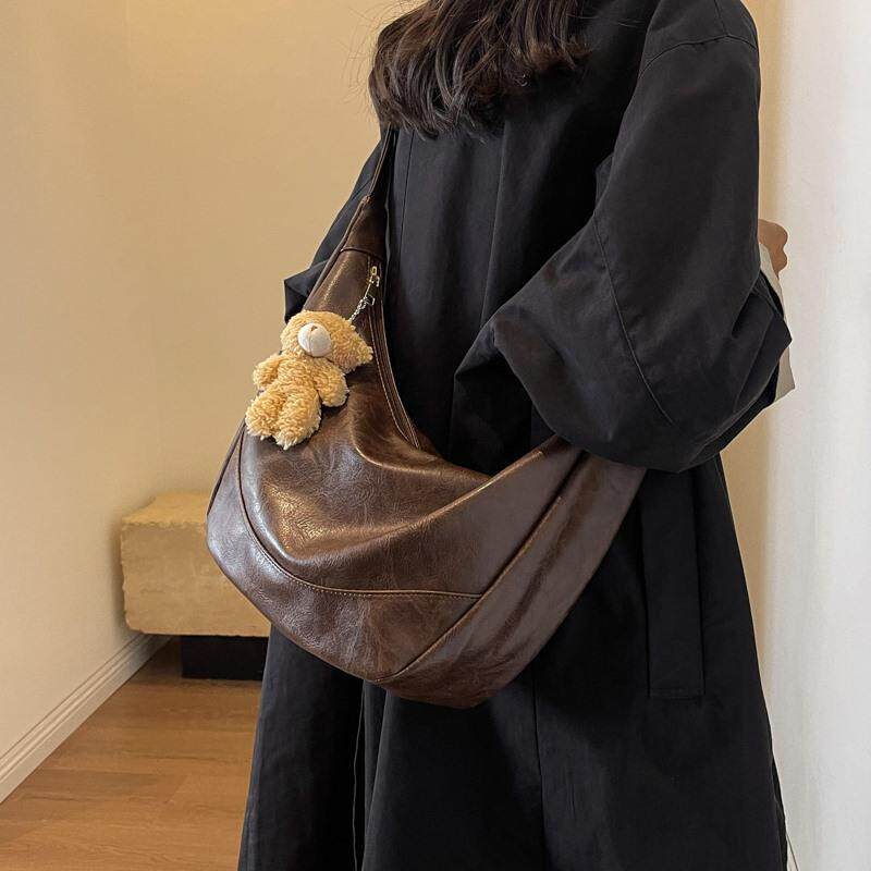 香港通勤大容量包包女士2025新款斜挎包高级感真皮女包饺子包