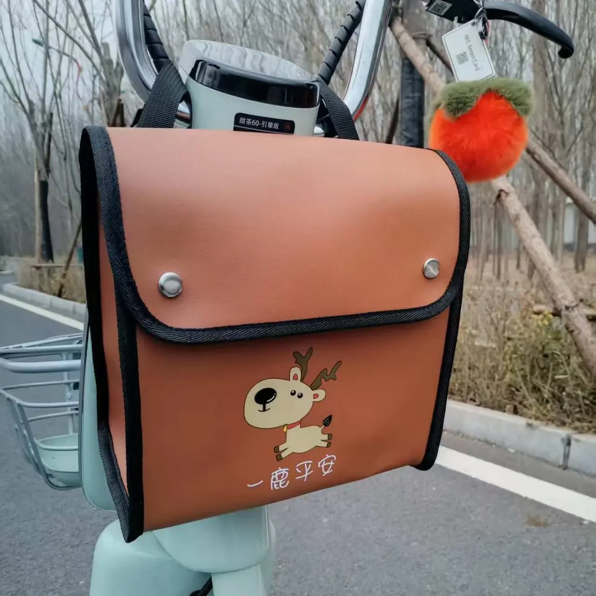 新款电动车挂物包前置防水防雨电瓶车收纳放手机充电器通用储物兜