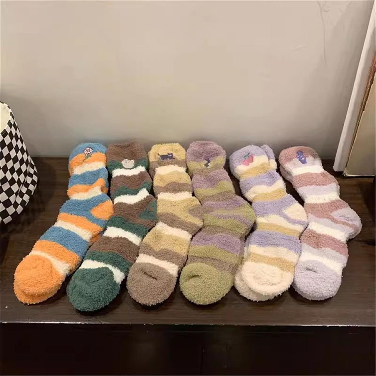 毛毛虫 可爱珊瑚绒卡通刺绣加厚家居中筒睡眠袜地板袜秋冬滑雪袜