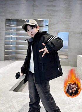 品质男童秋冬款冲锋风衣外套2026新款男孩加绒加厚帅气连帽衣服派