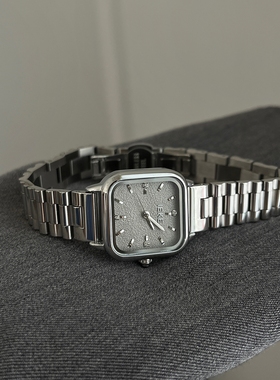 IEKE轻奢冷淡风格雷灰色小方块钢带石英手表女小众复古高级感精致