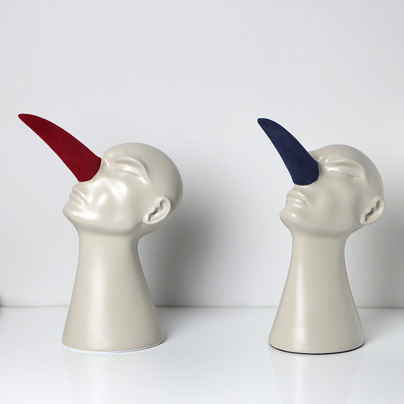 现代轻奢抽象人物蓝红色长鼻子摆件样板间售楼处客厅书房创意饰品