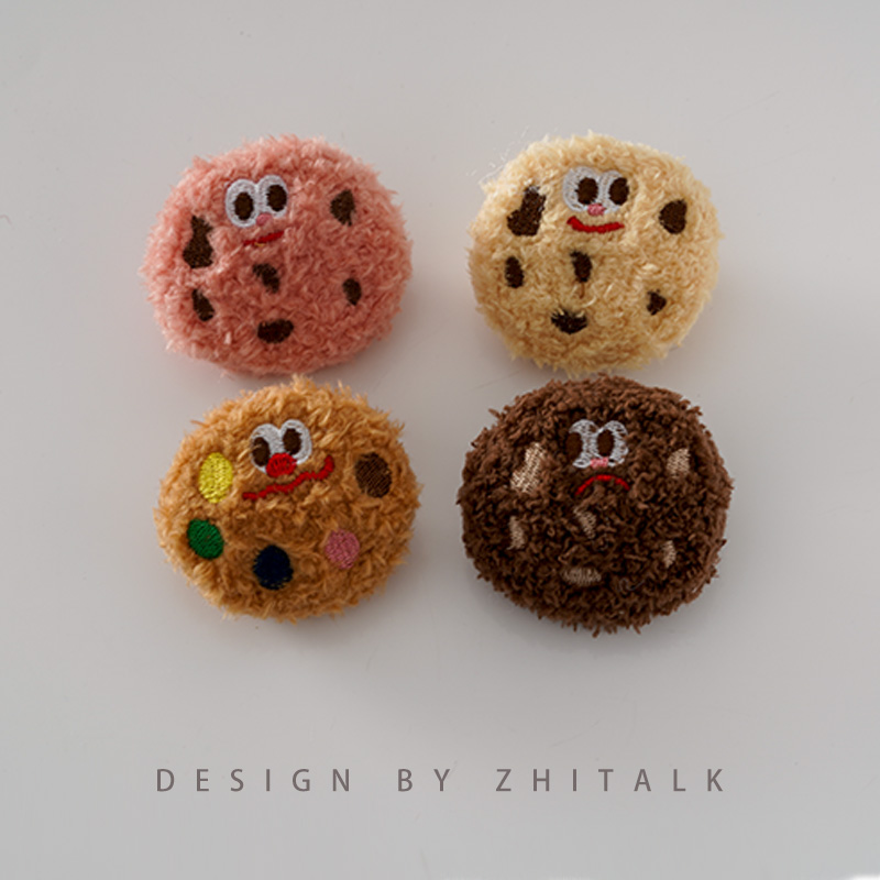 可爱毛绒饼干胸针配饰