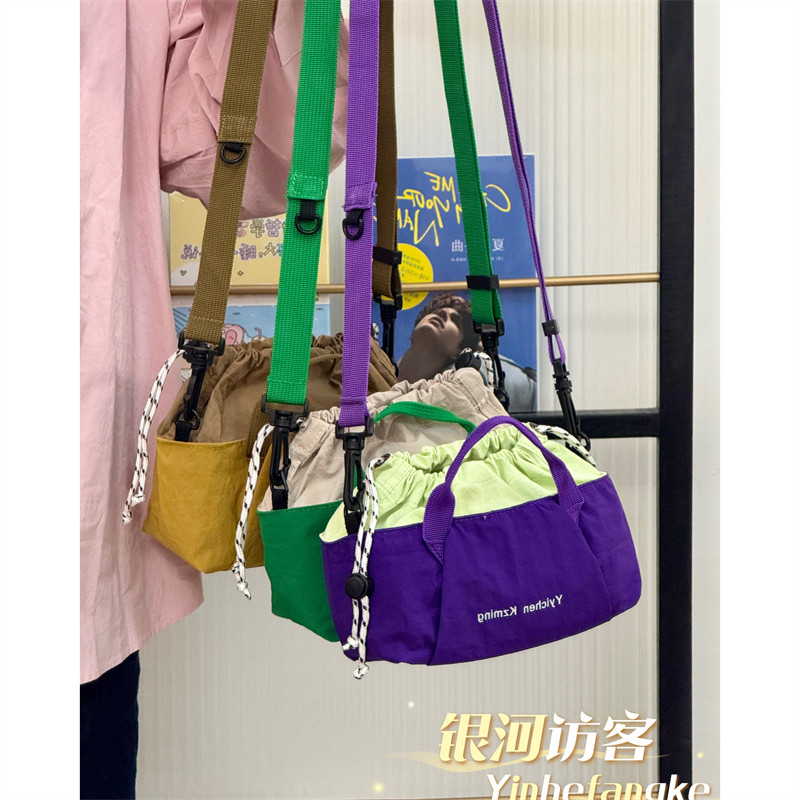 小众日系户外抽绳小包包男女休闲撞色斜挎背包外出百搭轻便手机包