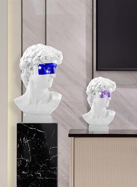 现代大卫人像雕塑玻璃钢抽象人物摆件克莱因蓝坐姿兔子样板房饰品