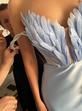 时尚羽毛拖地大摆开衩礼服连衣裙 Feather mopping floor dress