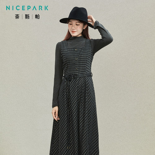 奈斯帕2025秋冬新款小香风轻奢高级感格子背带裙内搭两件套上衣