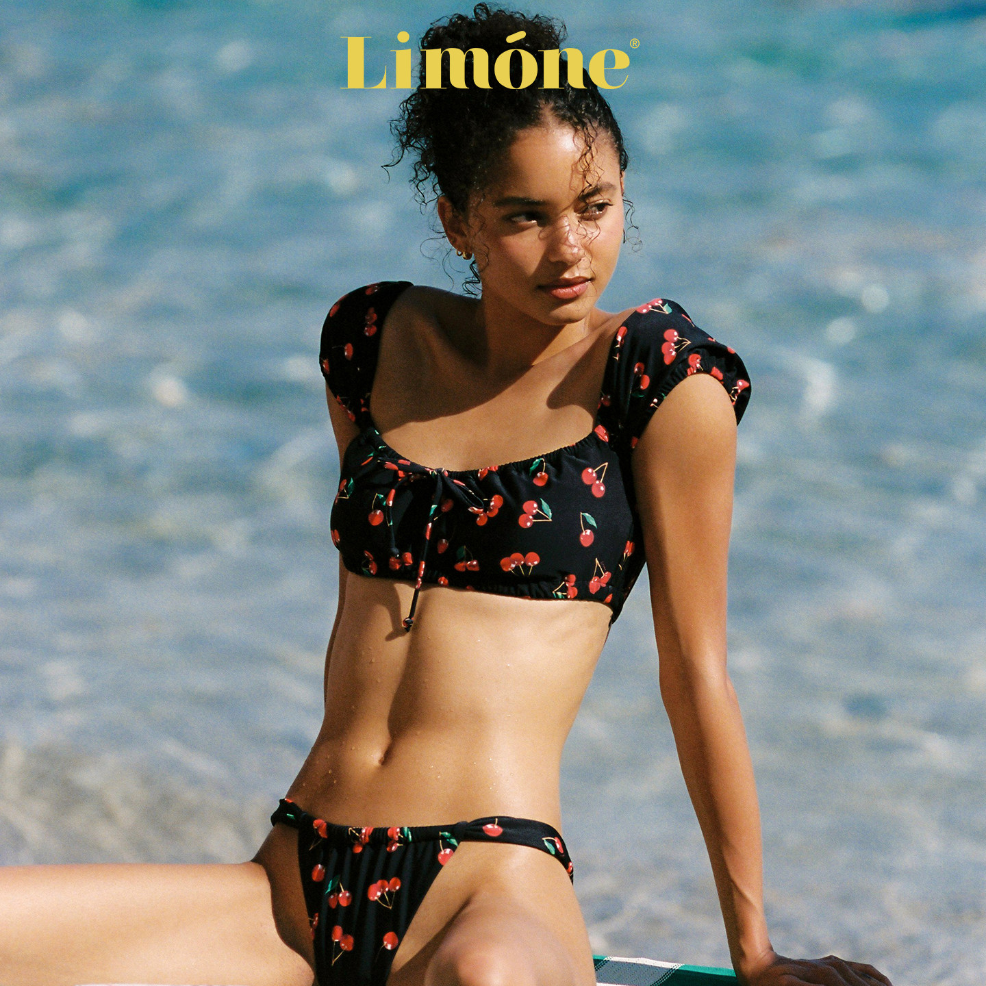Limone2026新款原创樱桃印花泡泡袖方领黑色比基尼分体泳衣度假风